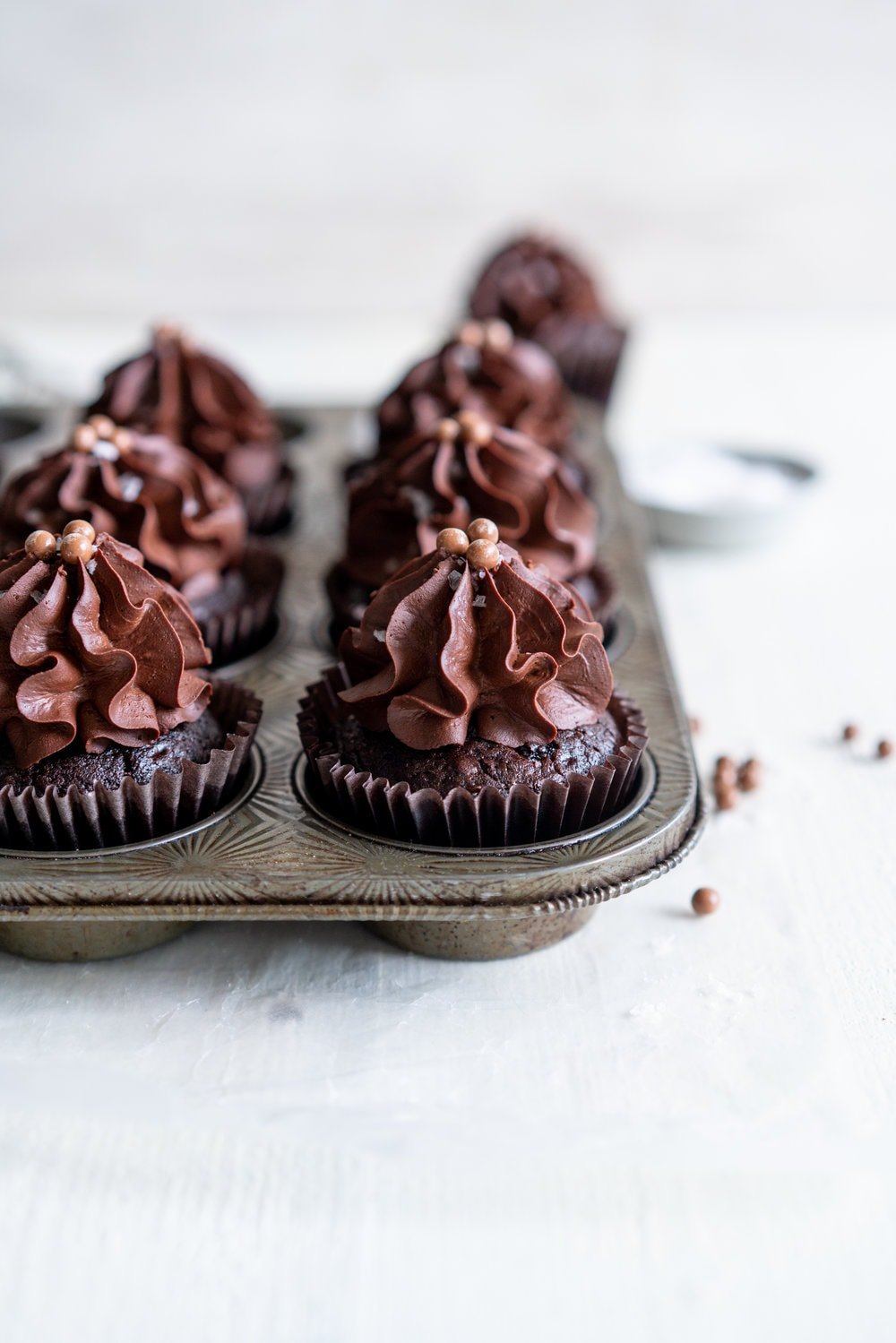 One Bowl Chocolate Cupcakes with Dark Chocolate Sour Cream Ganache Frosting. This recipe for easy chocolate cupcakes topped with a sour cream ganache which is perfect for piping, are so easy and simple to make. #chocolatecupcakes #easychocolatecupcakes #ganachefrosting