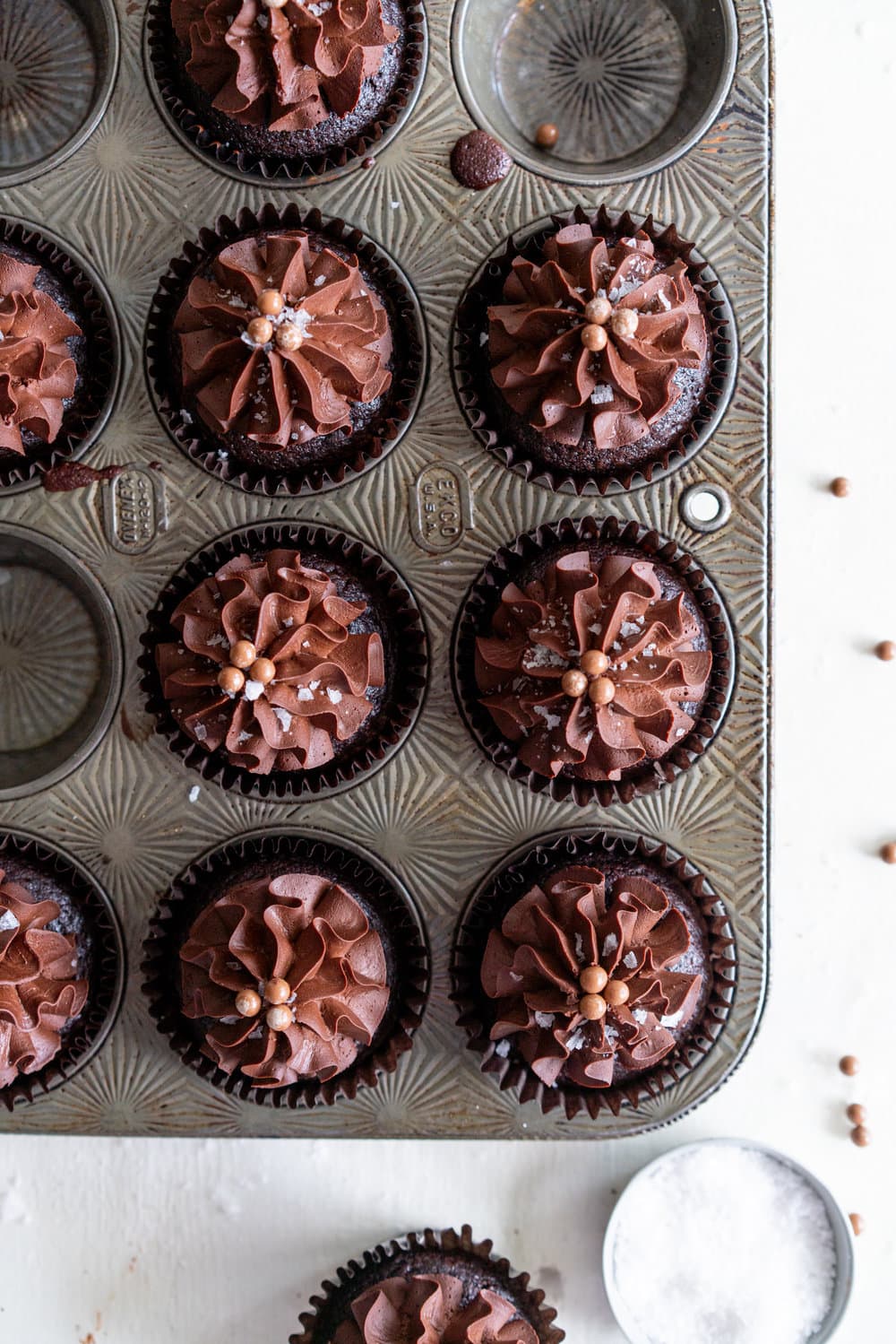 One Bowl Chocolate Cupcakes with Dark Chocolate Sour Cream Ganache Frosting. This recipe for easy chocolate cupcakes topped with a sour cream ganache which is perfect for piping, are so easy and simple to make. #chocolatecupcakes #easychocolatecupcakes #ganachefrosting