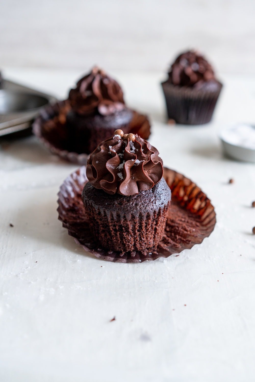 One Bowl Chocolate Cupcakes with Dark Chocolate Sour Cream Ganache Frosting. This recipe for easy chocolate cupcakes topped with a sour cream ganache which is perfect for piping, are so easy and simple to make. #chocolatecupcakes #easychocolatecupcakes #ganachefrosting