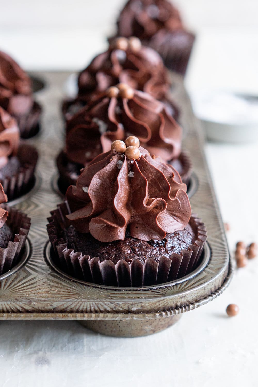 One Bowl Chocolate Cupcakes with Dark Chocolate Sour Cream Ganache Frosting. This recipe for easy chocolate cupcakes topped with a sour cream ganache which is perfect for piping, are so easy and simple to make. #chocolatecupcakes #easychocolatecupcakes #ganachefrosting