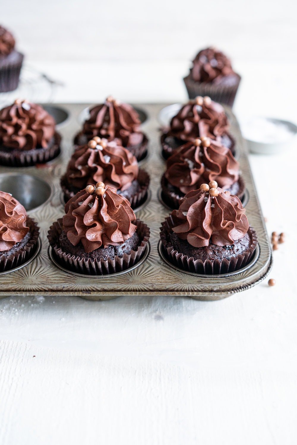 One Bowl Chocolate Cupcakes with Dark Chocolate Sour Cream Ganache Frosting. This recipe for easy chocolate cupcakes topped with a sour cream ganache which is perfect for piping, are so easy and simple to make. #chocolatecupcakes #easychocolatecupcakes #ganachefrosting