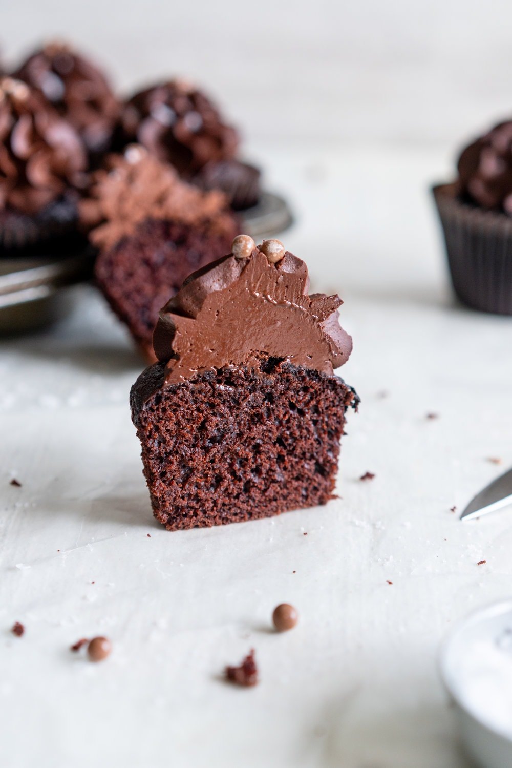 One Bowl Chocolate Cupcakes with Dark Chocolate Sour Cream Ganache Frosting. This recipe for easy chocolate cupcakes topped with a sour cream ganache which is perfect for piping, are so easy and simple to make. #chocolatecupcakes #easychocolatecupcakes #ganachefrosting