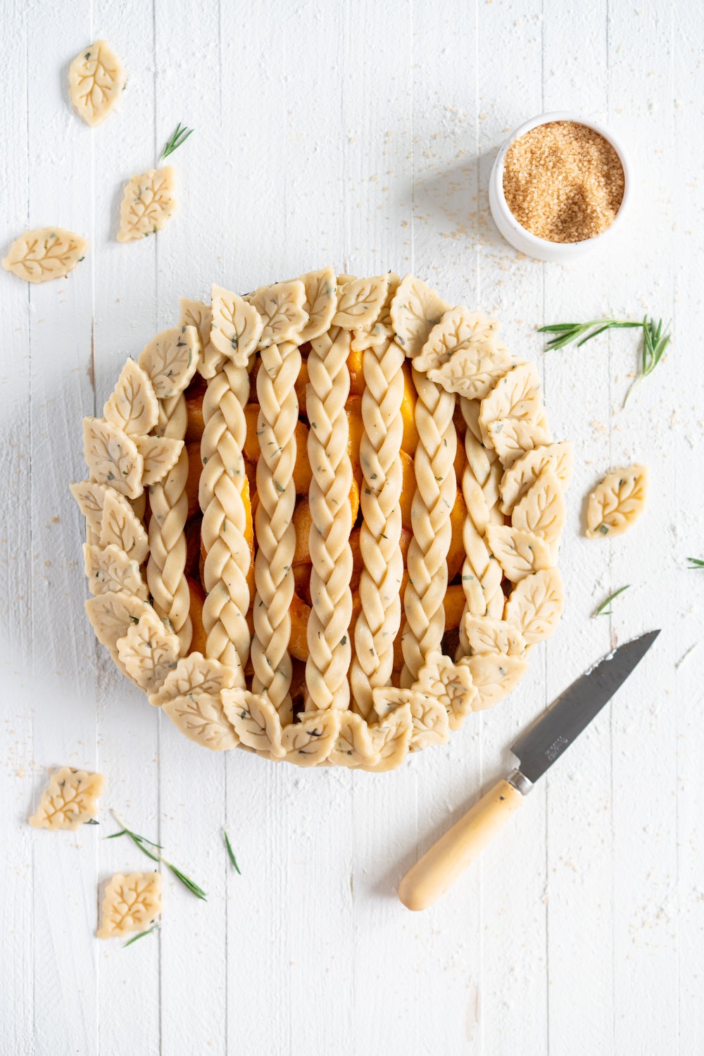 Peach and Vanilla Bean Pie with Fresh Rosemary Pie Crust - sweet, summer peaches are elevated with vanilla bean paste, and wrapped up in a sweet pie crust filled with fresh rosemary. #peachpie #peachandrosemarypie