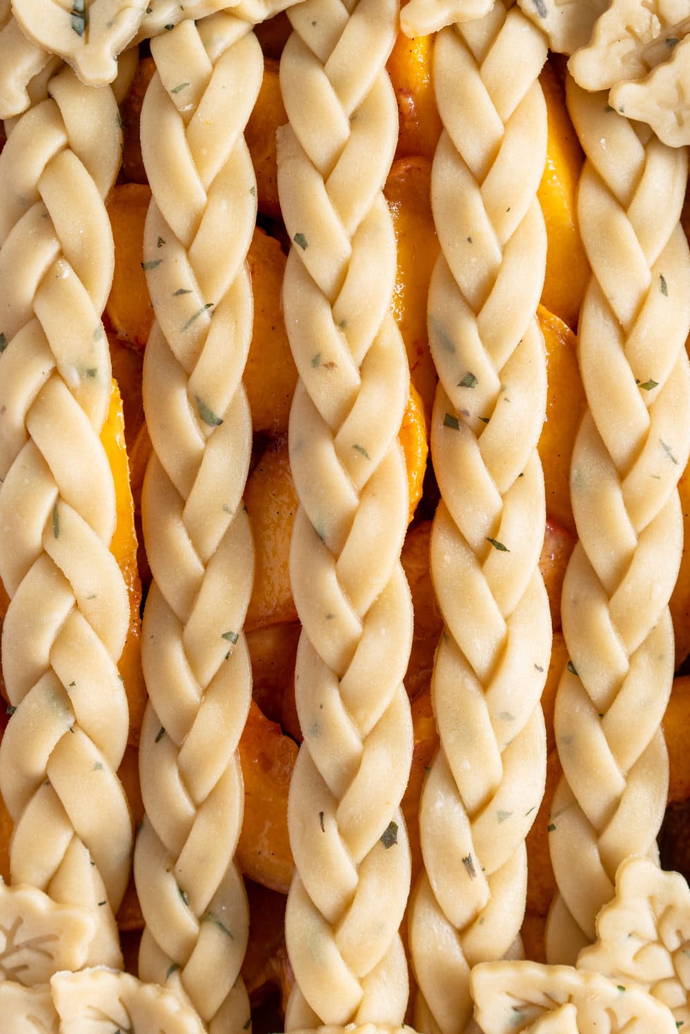 Peach and Vanilla Bean Pie with Fresh Rosemary Pie Crust - sweet, summer peaches are elevated with vanilla bean paste, and wrapped up in a sweet pie crust filled with fresh rosemary. #peachpie #peachandrosemarypie