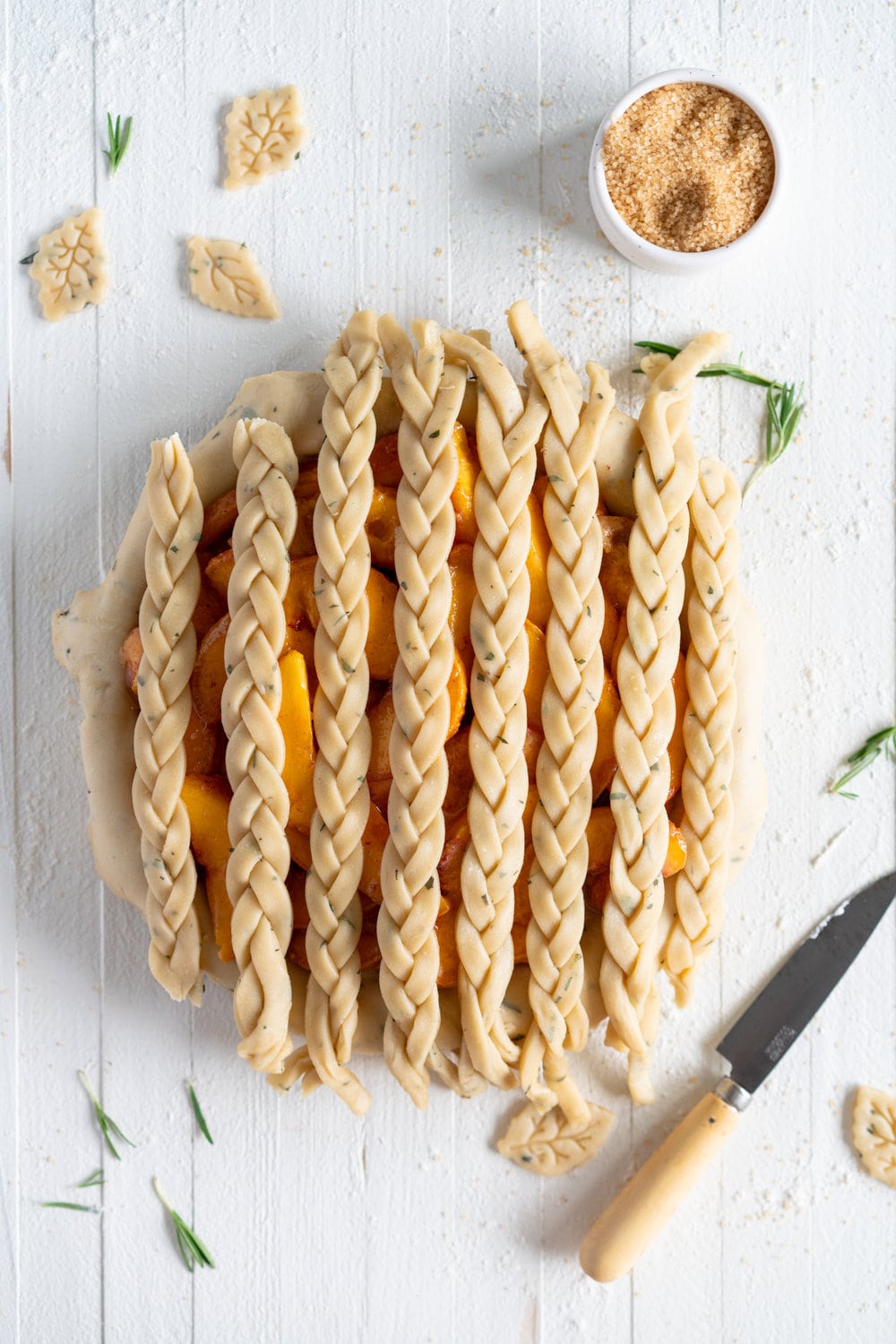 Peach and Vanilla Bean Pie with Fresh Rosemary Pie Crust - sweet, summer peaches are elevated with vanilla bean paste, and wrapped up in a sweet pie crust filled with fresh rosemary. #peachpie #peachandrosemarypie