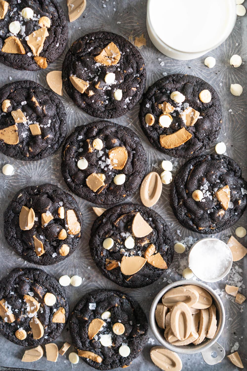 Cookies and Cream Cookies - Black Cocoa Cookies with White Chocolate Chunks. Fudgy, chewy Black cocoa cookies are stuffed full of white chocolate chunks. These are the most perfect cookies and cream cookie, and are so amazing on their own or with a glass of cold milk. #cookies #cookiesandcream #whitechocolate