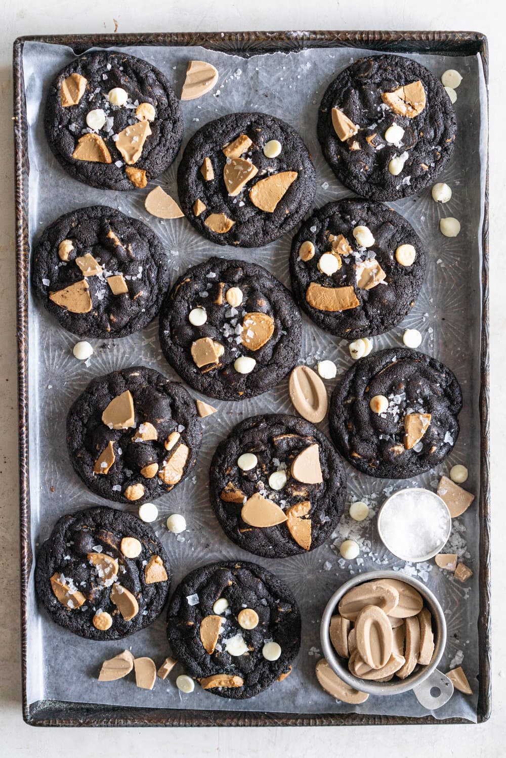 Cookies and Cream Cookies - Black Cocoa Cookies with White Chocolate Chunks. Fudgy, chewy Black cocoa cookies are stuffed full of white chocolate chunks. These are the most perfect cookies and cream cookie, and are so amazing on their own or with a glass of cold milk. #cookies #cookiesandcream #whitechocolate
