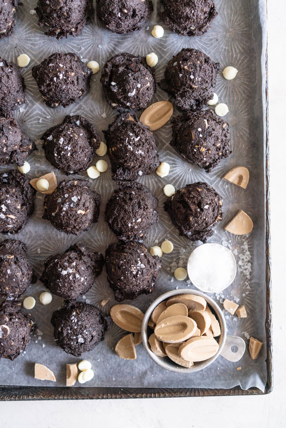 Cookies and Cream Cookies - Black Cocoa Cookies with White Chocolate Chunks. Fudgy, chewy Black cocoa cookies are stuffed full of white chocolate chunks. These are the most perfect cookies and cream cookie, and are so amazing on their own or with a glass of cold milk. #cookies #cookiesandcream #whitechocolate