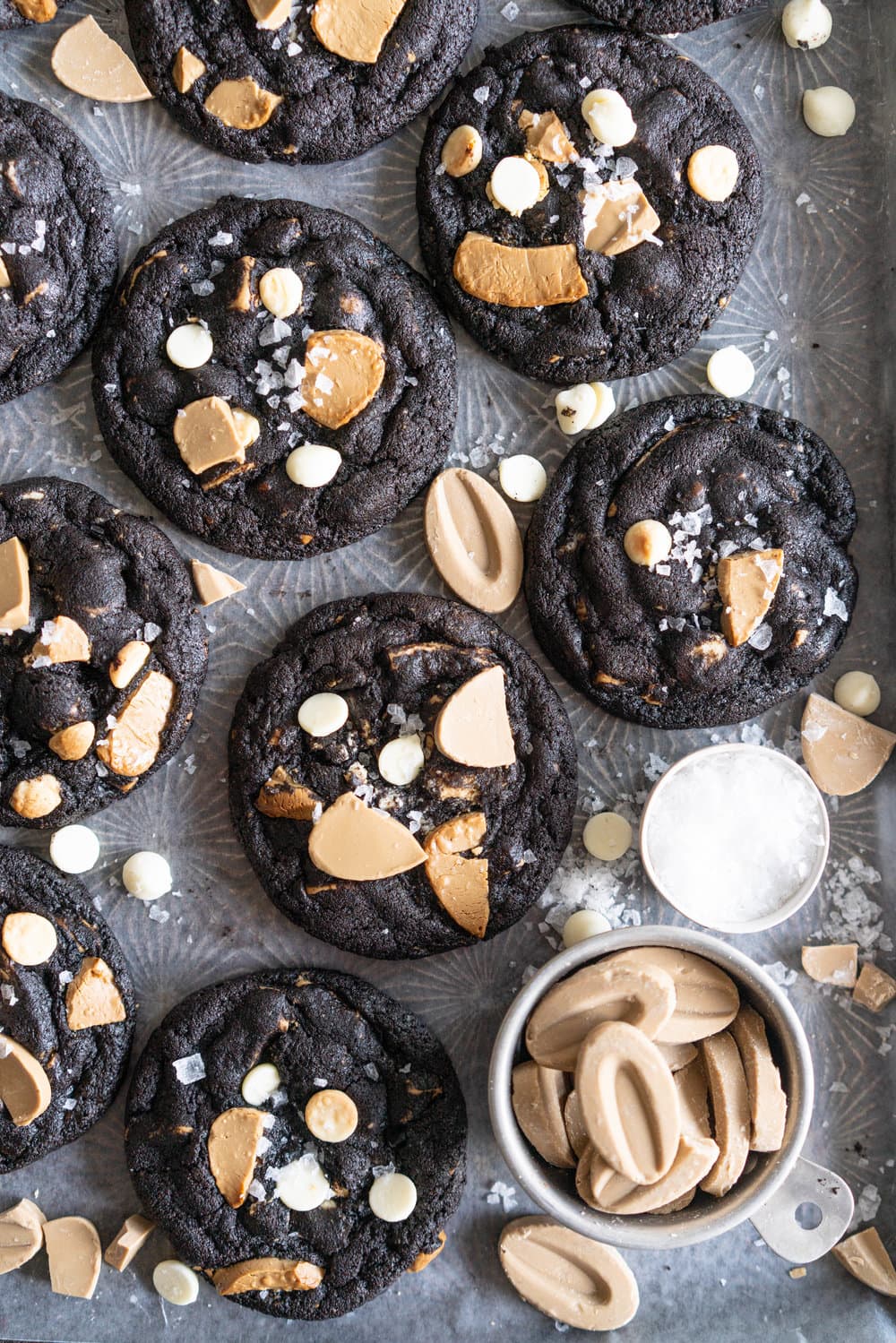 Cookies and Cream Cookies - Black Cocoa Cookies with White Chocolate Chunks. Fudgy, chewy Black cocoa cookies are stuffed full of white chocolate chunks. These are the most perfect cookies and cream cookie, and are so amazing on their own or with a glass of cold milk. #cookies #cookiesandcream #whitechocolate