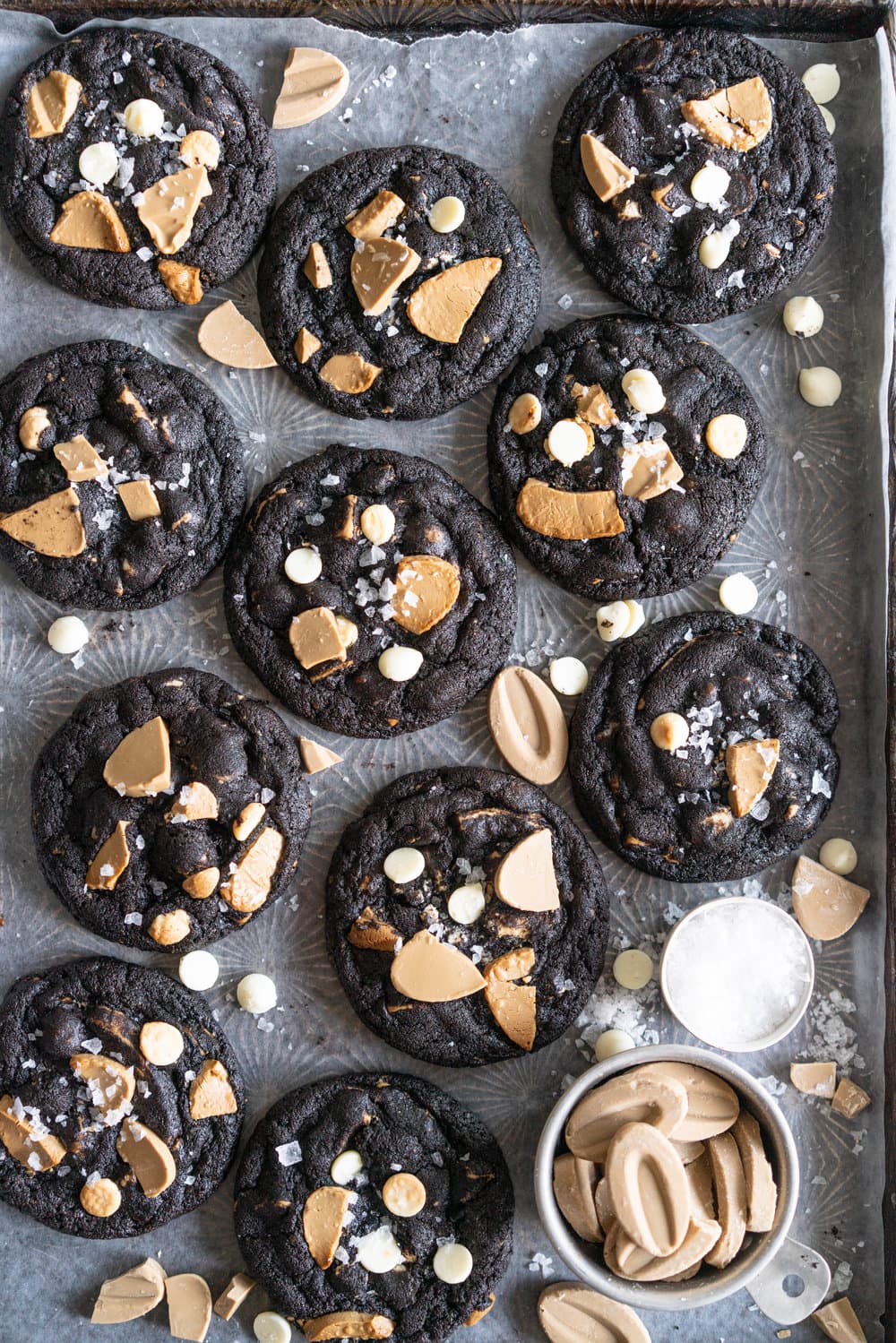 Cookies and Cream Cookies - Black Cocoa Cookies with White Chocolate Chunks. Fudgy, chewy Black cocoa cookies are stuffed full of white chocolate chunks. These are the most perfect cookies and cream cookie, and are so amazing on their own or with a glass of cold milk. #cookies #cookiesandcream #whitechocolate