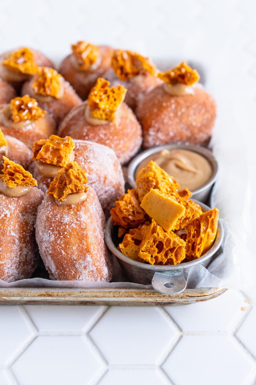 Banoffee Doughnuts - Brioche Doughnuts with Banana Salted Caramel Ganache and Honeycomb #banoffee #doughnuts #briochedoughnuts