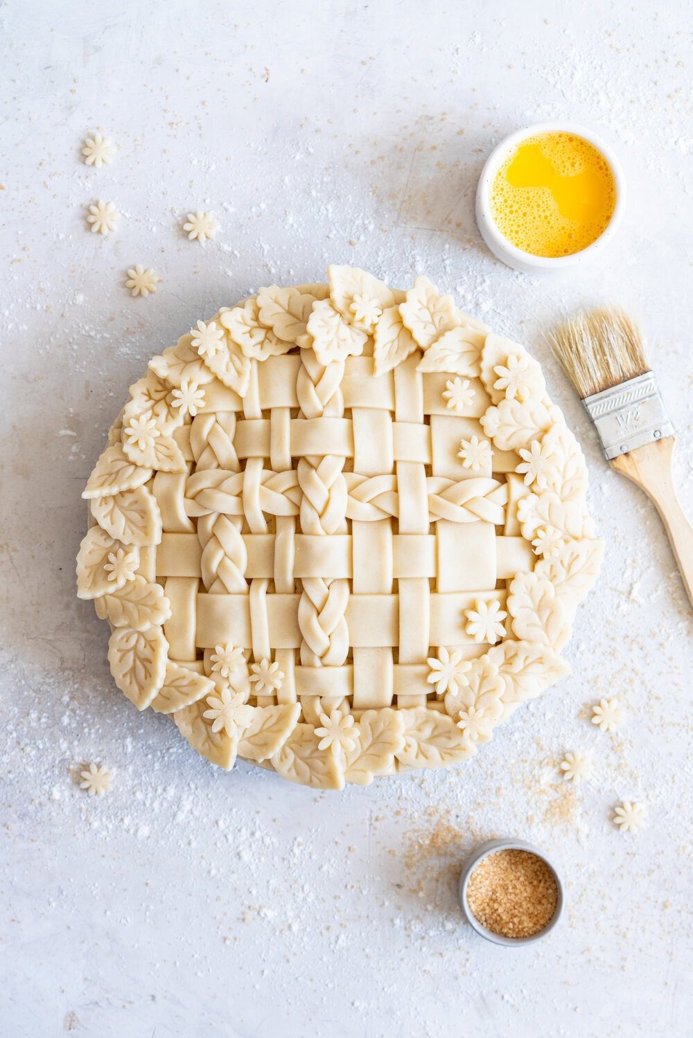 Basic Apple Pie - Sweet and tart apples are finely sliced, tossed with some flour and vanilla bean paste, then nestled inside a super easy pie crust and topped with a lattice and baked to perfection. This is the perfect fall pie, with a pie crust that is very quick and very easy to make - it is basically foolproof. #applepie #easyapplepie