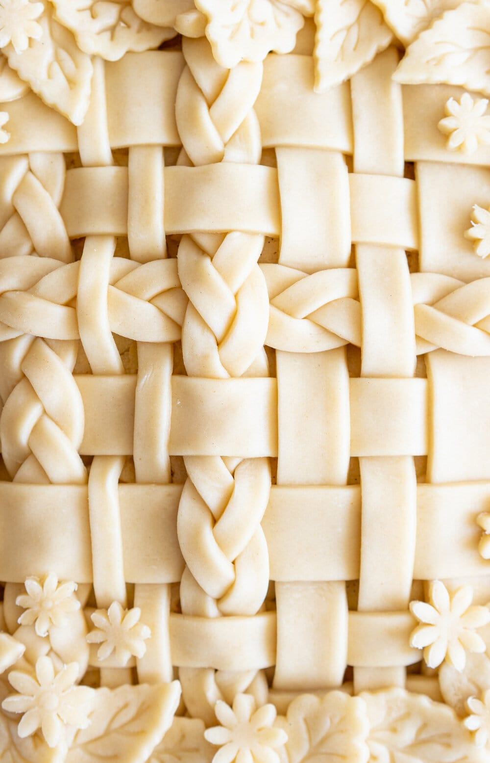 Basic Apple Pie - Sweet and tart apples are finely sliced, tossed with some flour and vanilla bean paste, then nestled inside a super easy pie crust and topped with a lattice and baked to perfection. This is the perfect fall pie, with a pie crust that is very quick and very easy to make - it is basically foolproof. #applepie #easyapplepie