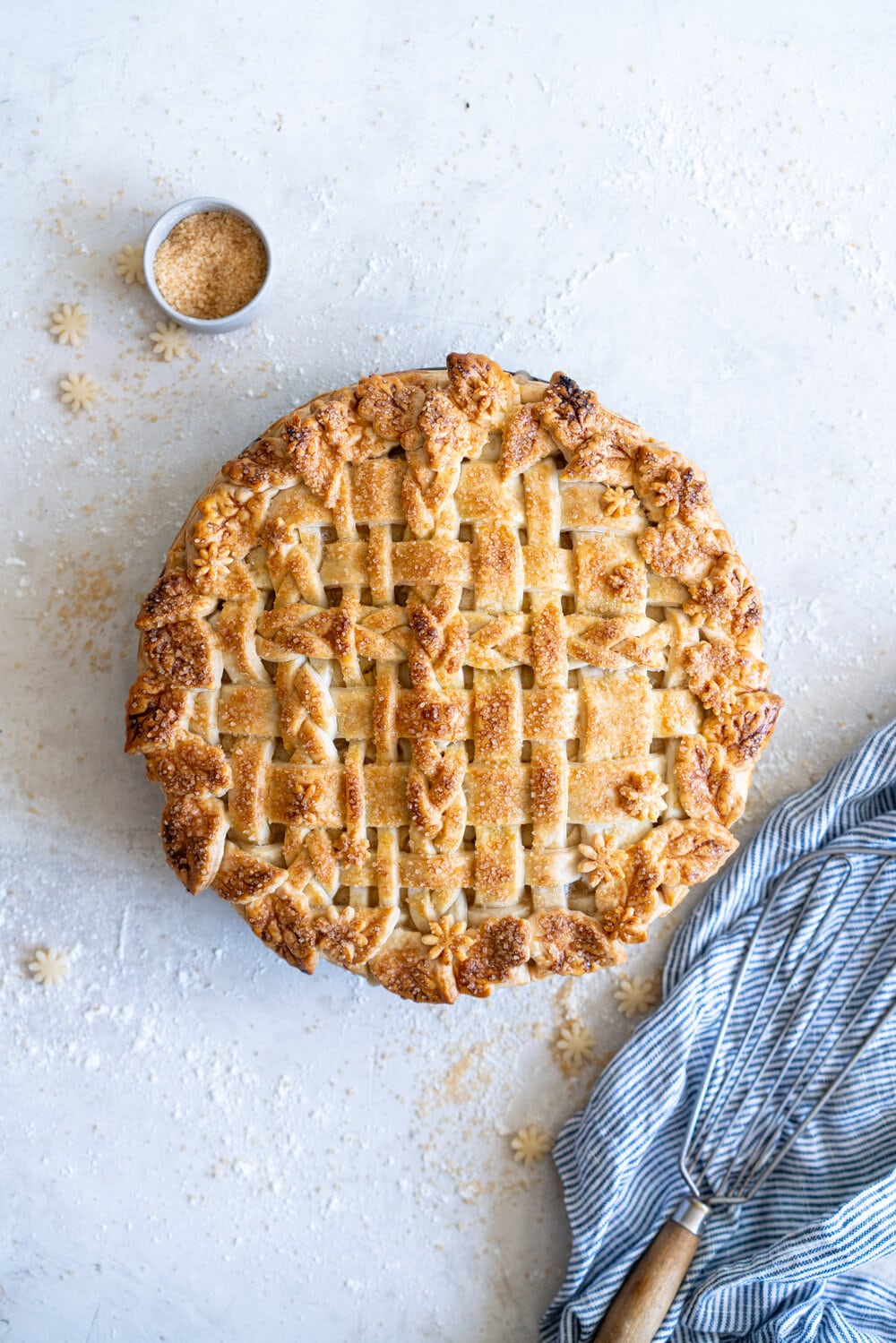 Basic Apple Pie - Sweet and tart apples are finely sliced, tossed with some flour and vanilla bean paste, then nestled inside a super easy pie crust and topped with a lattice and baked to perfection. This is the perfect fall pie, with a pie crust that is very quick and very easy to make - it is basically foolproof. #applepie #easyapplepie