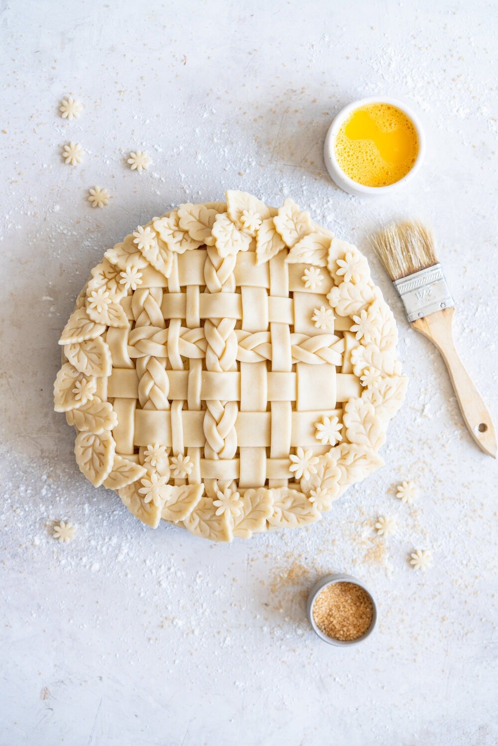 Basic Apple Pie - Sweet and tart apples are finely sliced, tossed with some flour and vanilla bean paste, then nestled inside a super easy pie crust and topped with a lattice and baked to perfection. This is the perfect fall pie, with a pie crust that is very quick and very easy to make - it is basically foolproof. #applepie #easyapplepie