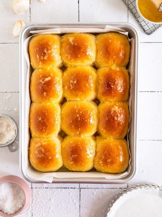 Garlic Butter Dinner Rolls