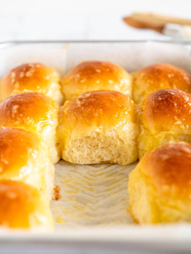 Super Soft Garlic Butter Dinner Rolls