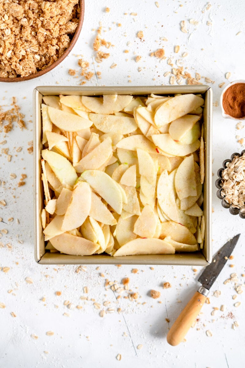 apples in cake pan