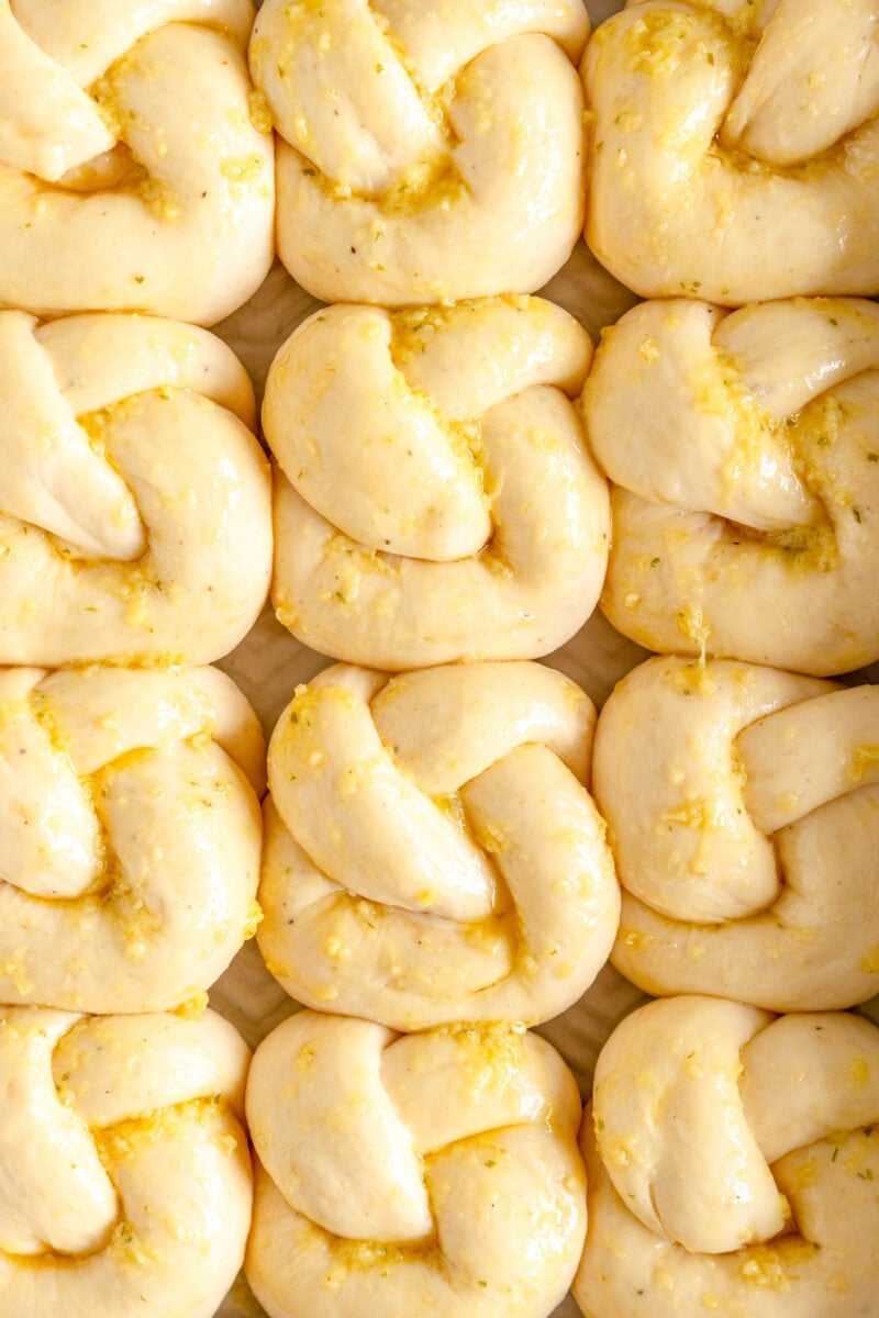 garlic knots ready for the oven