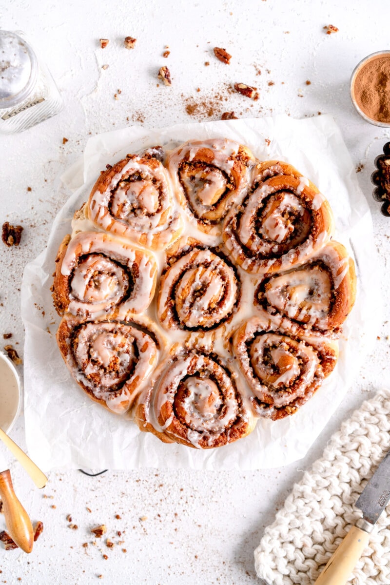 cinnamon rolls with candied pecans