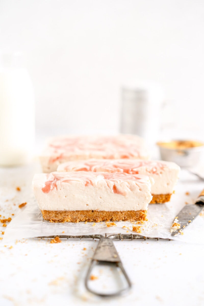 slice side on of cheesecake