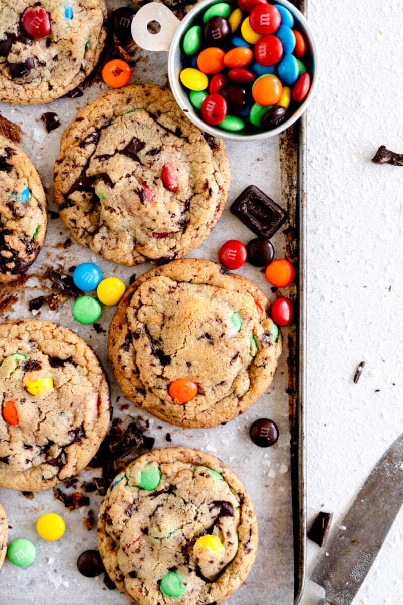 edge of pan with cookies