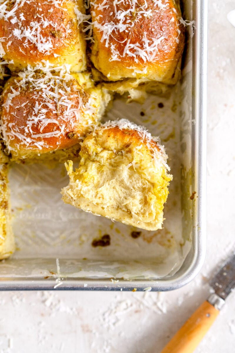 pesto dinner rolls ready to serve