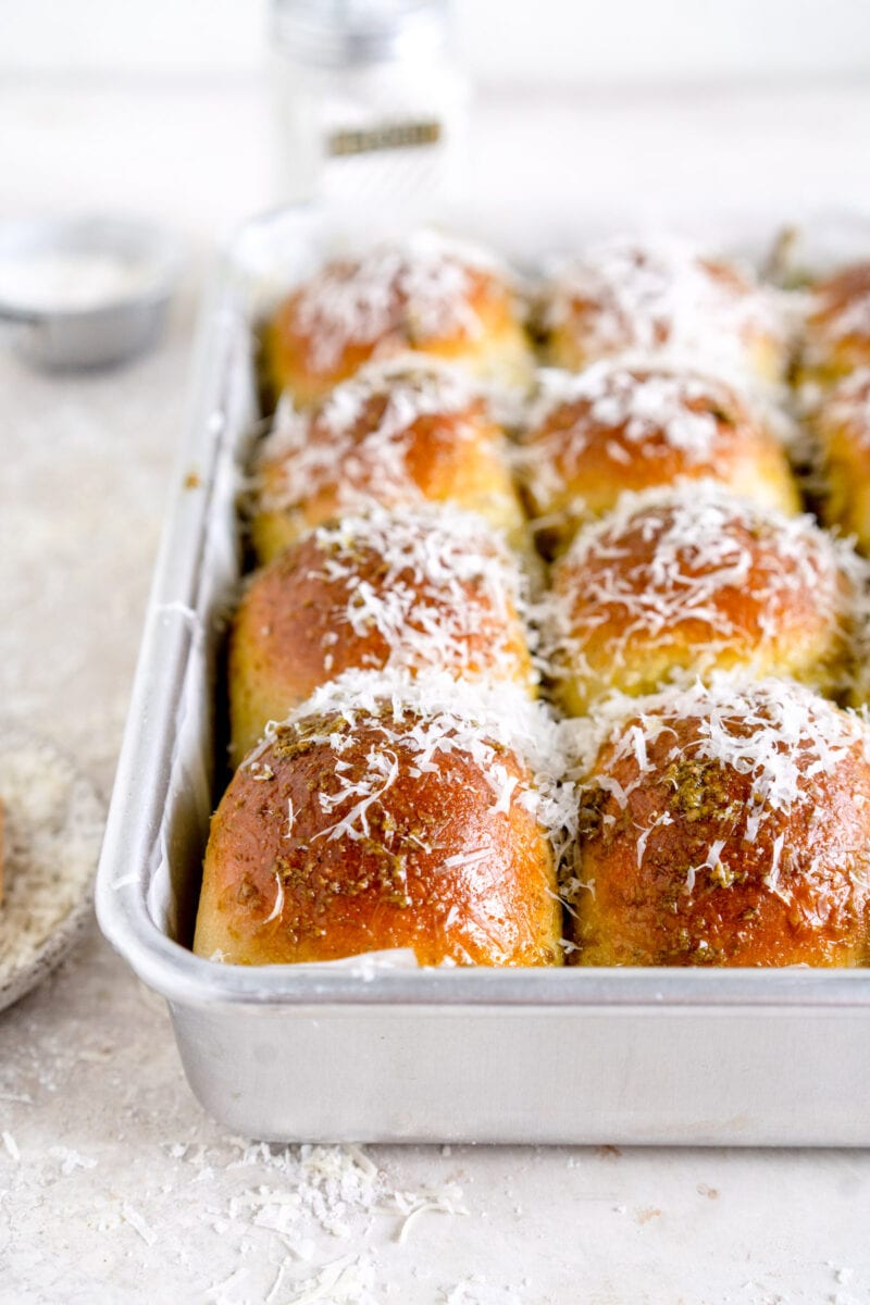 edge shot pesto dinner rolls