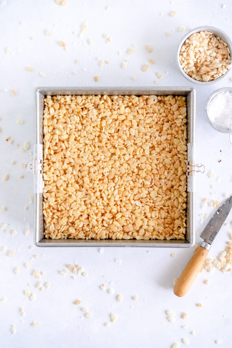 rice bubble slice in pan ready to cut