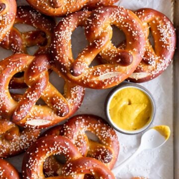 soft pretzels with cheese dip