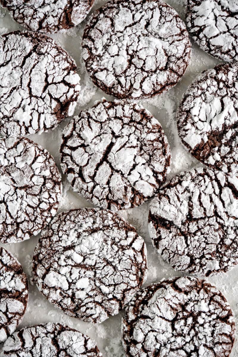 close up baked crinkle cookies