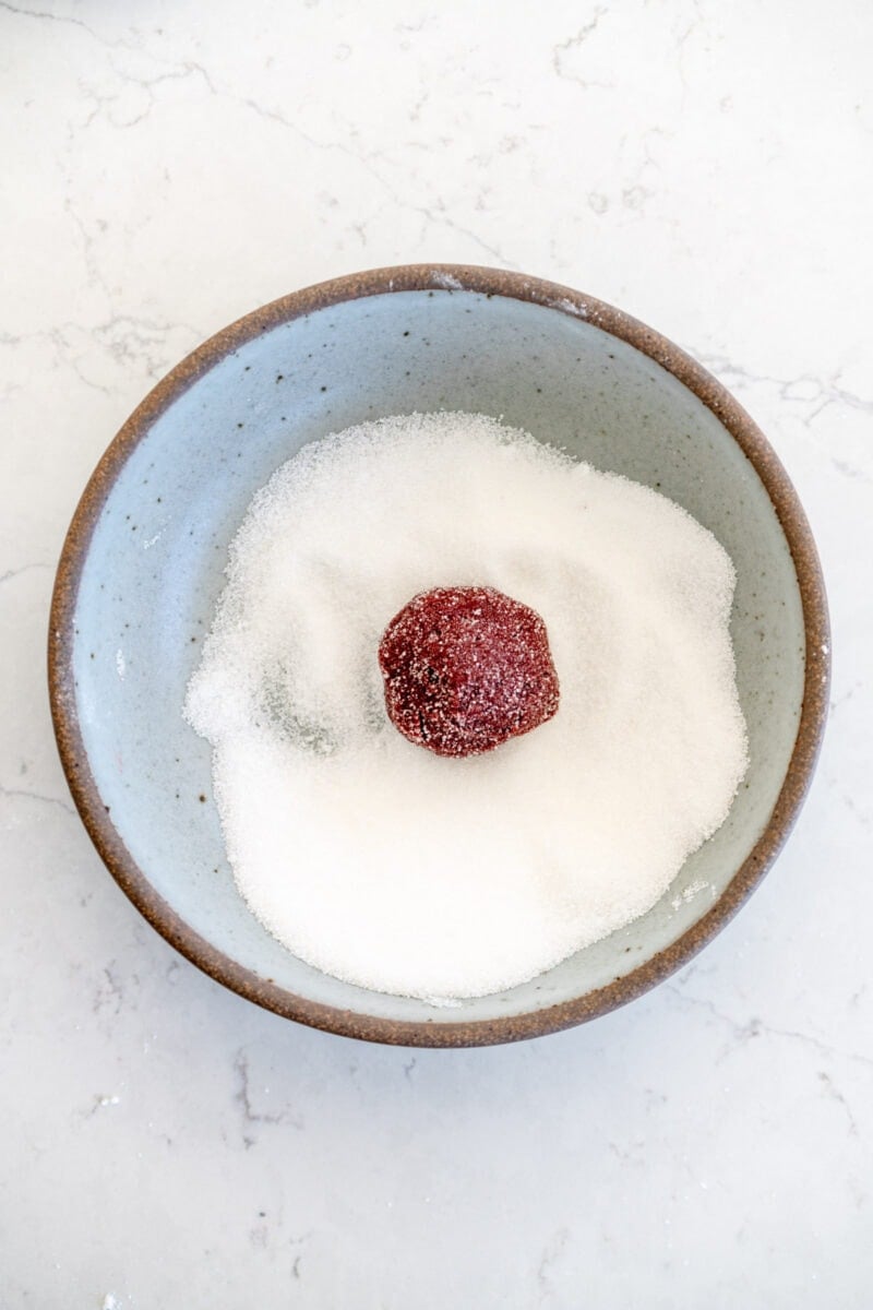 rolling crinkle cookies in sugar
